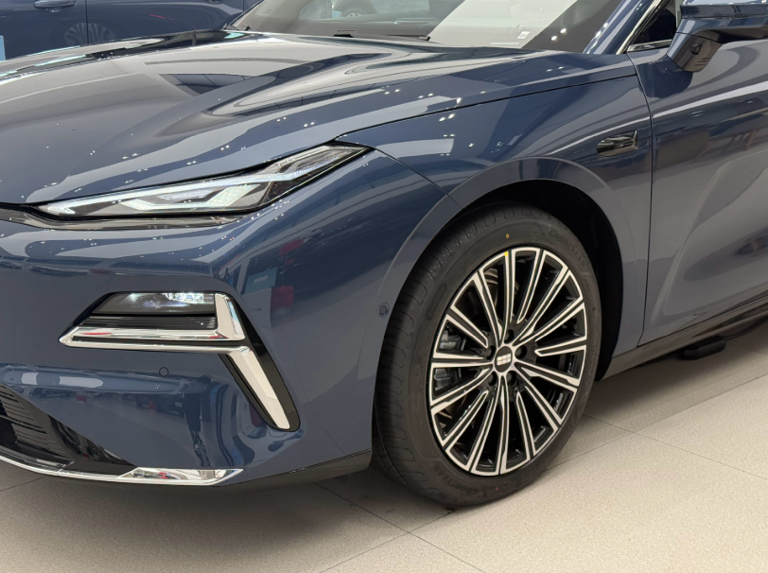 吉利发布豪车，长超5米超级混动，13万预售真有点“离谱”！