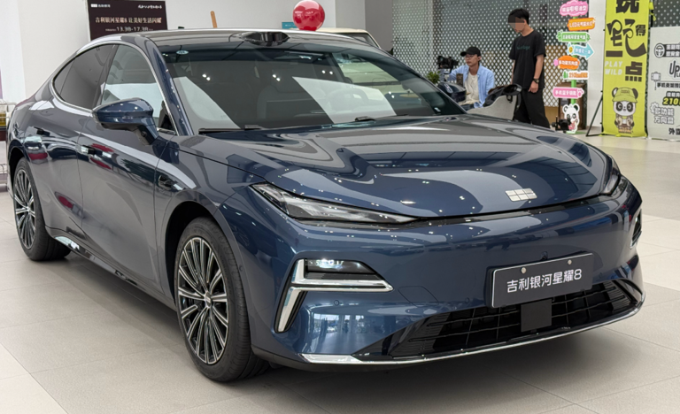 吉利发布豪车，长超5米超级混动，13万预售真有点“离谱”！