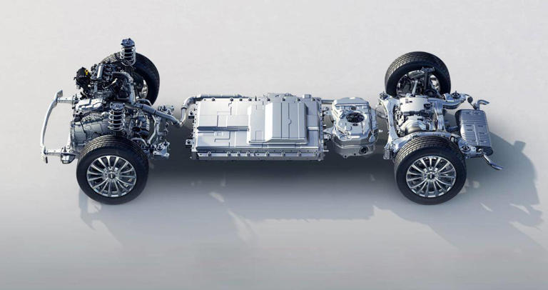 又一高端MPV预售，三种尺寸，标配四驱+智驾+冰箱彩电大沙发，纯电能跑201km