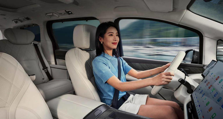 又一高端MPV预售，三种尺寸，标配四驱+智驾+冰箱彩电大沙发，纯电能跑201km