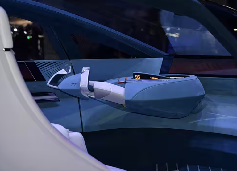 极狐阿尔法77°概念车亮相！采用鸥翼门设计