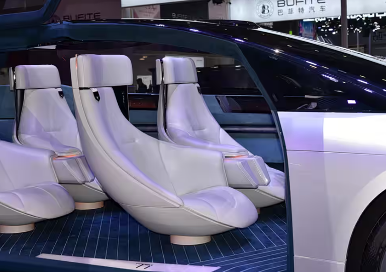 极狐阿尔法77°概念车亮相！采用鸥翼门设计