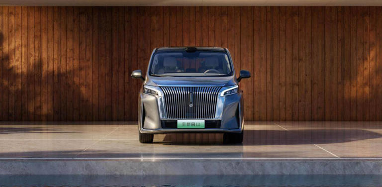 又一高端MPV预售，三种尺寸，标配四驱+智驾+冰箱彩电大沙发，纯电能跑201km