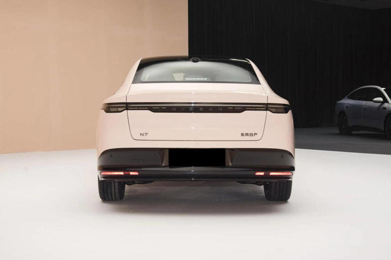 上市当晚订单10138台，11.99万起，轴距超2米9+“百万级大沙发”