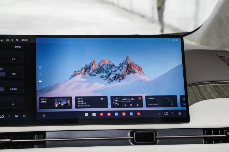 又一高端MPV预售，三种尺寸，标配四驱+智驾+冰箱彩电大沙发，纯电能跑201km