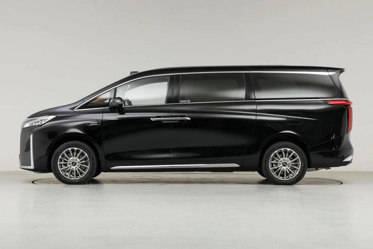 又一高端MPV预售，三种尺寸，标配四驱+智驾+冰箱彩电大沙发，纯电能跑201km