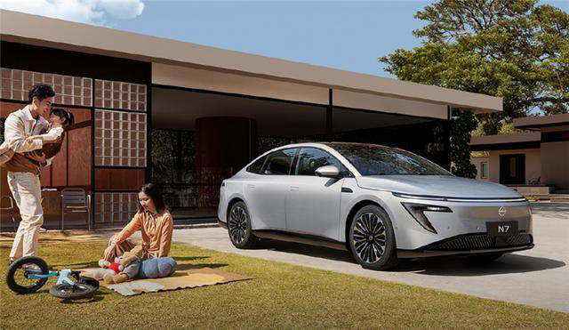 坐拥百万级沙发的东风日产N7，真是“换壳”某007？