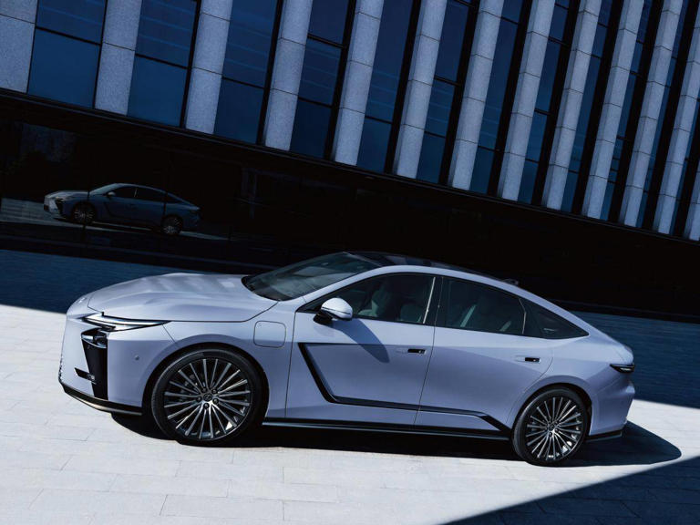 日系神车换代，加长165mm，混动/纯电，双联屏+马克莱文森+四驱，能重返巅峰？