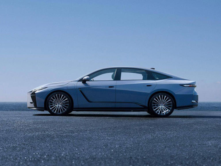 日系神车换代，加长165mm，混动/纯电，双联屏+马克莱文森+四驱，能重返巅峰？