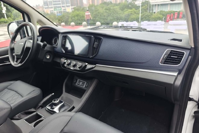 限时置换一口价9.98万起风行菱智家族新车上市