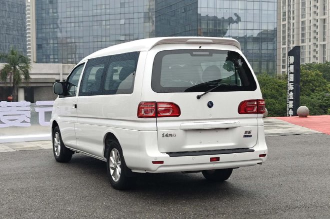 限时置换一口价9.98万起风行菱智家族新车上市