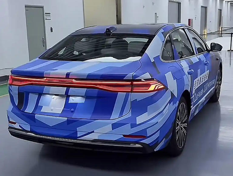 吉利银河全新轿车谍照曝光，综合续航超2100km，年内就上市