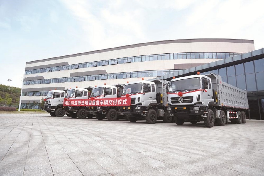东风进出口批量交付中铝集团海外项目用车