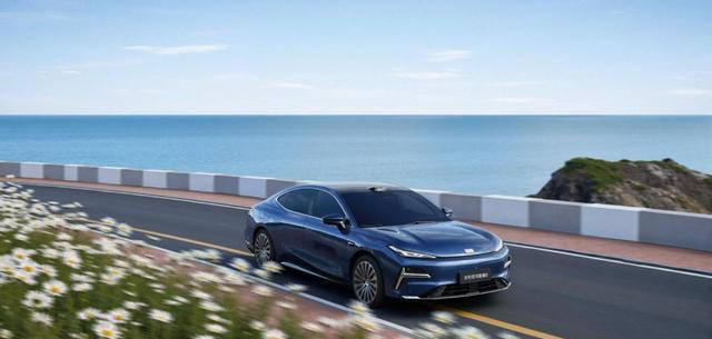 11.58万元起入手吉利银河星耀8，豪华C级轿车成为家庭标配