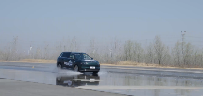 智慧重塑豪华问界M8通过“2025中国新豪华SUV”测试