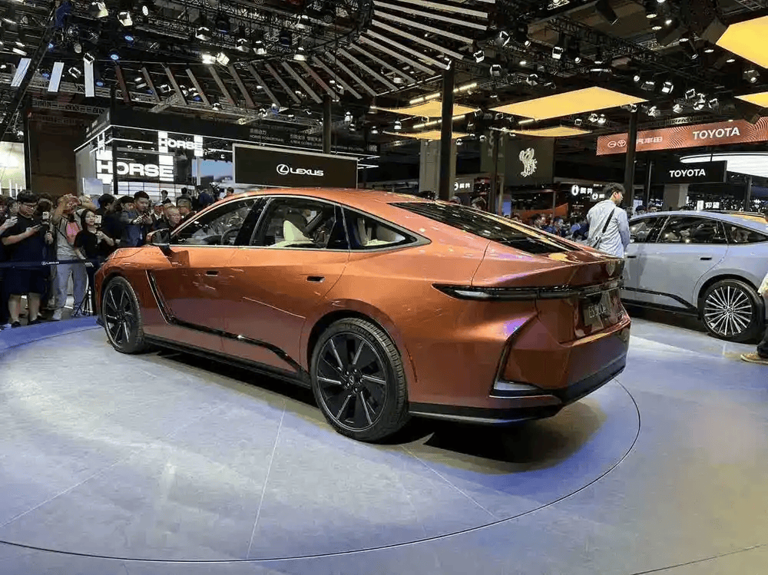 雷克萨斯ES内饰曝光:联屏+物理键,设计混搭引热议 雷克萨斯ES内饰曝光:联屏+物理键,设计混搭引热议