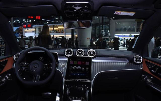 奔驰沦为“价格屠夫”！优惠15万，全系2.0T+9AT，关键还配大7座