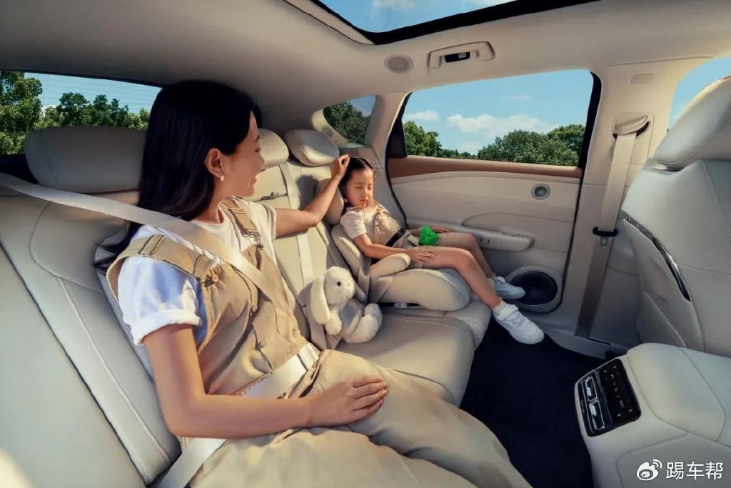 岚图FREE+逍遥座舱2.0发布，首搭鸿蒙座舱5