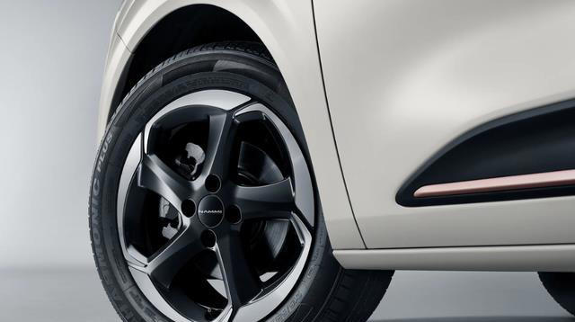 隐藏式门把手+无框车门，东风纳米01这么卷？性价比如何