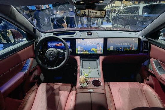 2025粤港澳大湾区车展：问界M8正式亮相