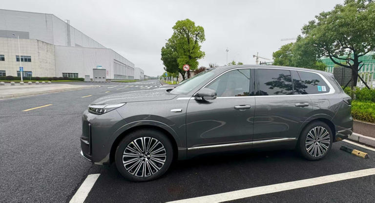 吉利银河M9街头曝光：超5米大六座SUV，续航1500km配三电机空气悬架