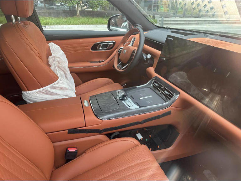 吉利银河M9街头曝光：超5米大六座SUV，续航1500km配三电机空气悬架