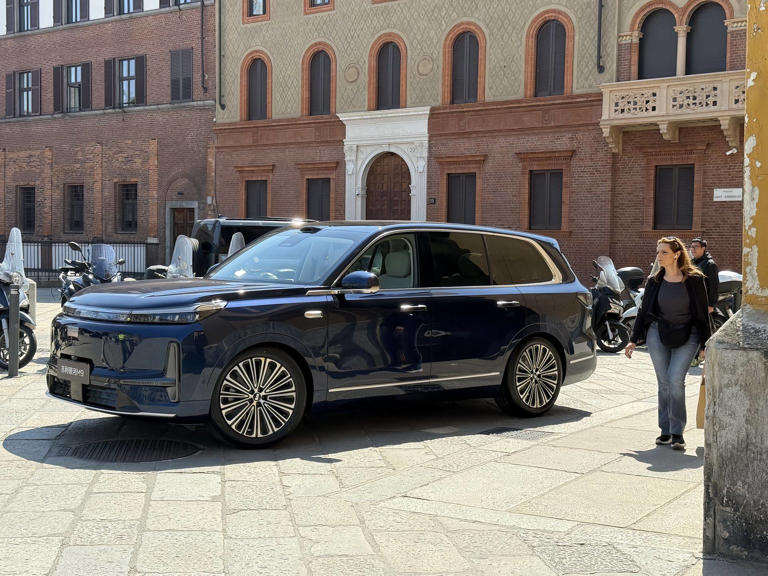 吉利银河M9街头曝光：超5米大六座SUV，续航1500km配三电机空气悬架