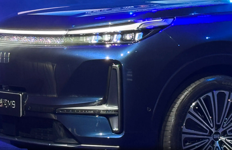 车名“碰瓷”问界M9，外观撞脸深蓝S09，吉利银河旗舰SUV正式发布