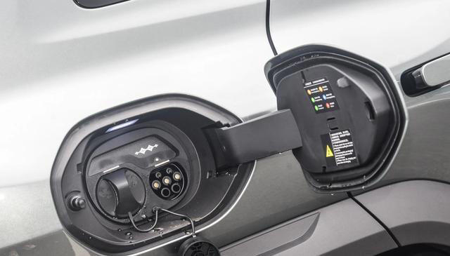 比亚迪不负众望！422马力+四驱+云辇C，外观科幻，起步才13万多