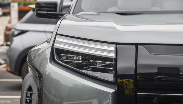 比亚迪不负众望！422马力+四驱+云辇C，外观科幻，起步才13万多