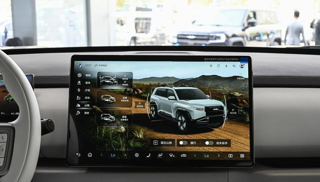 比亚迪不负众望！422马力+四驱+云辇C，外观科幻，起步才13万多