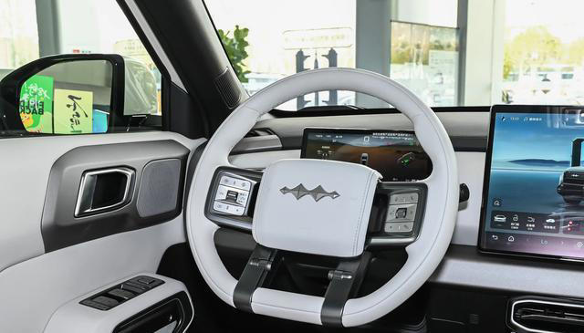 比亚迪不负众望！422马力+四驱+云辇C，外观科幻，起步才13万多