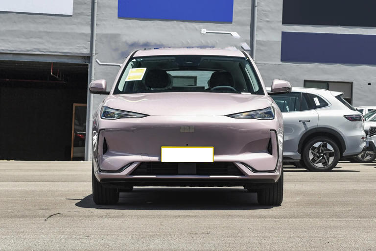 外观漂亮空间足，吉利银河E5这款纯电紧凑SUV实力咋样？