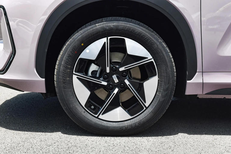 外观漂亮空间足，吉利银河E5这款纯电紧凑SUV实力咋样？