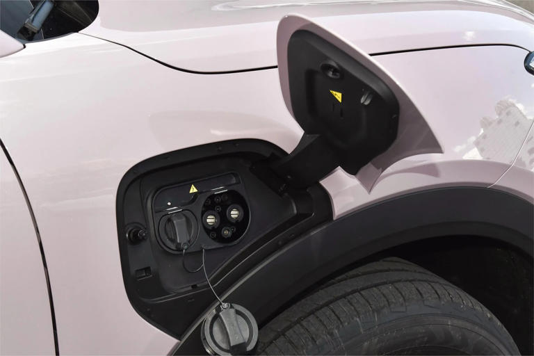 外观漂亮空间足，吉利银河E5这款纯电紧凑SUV实力咋样？