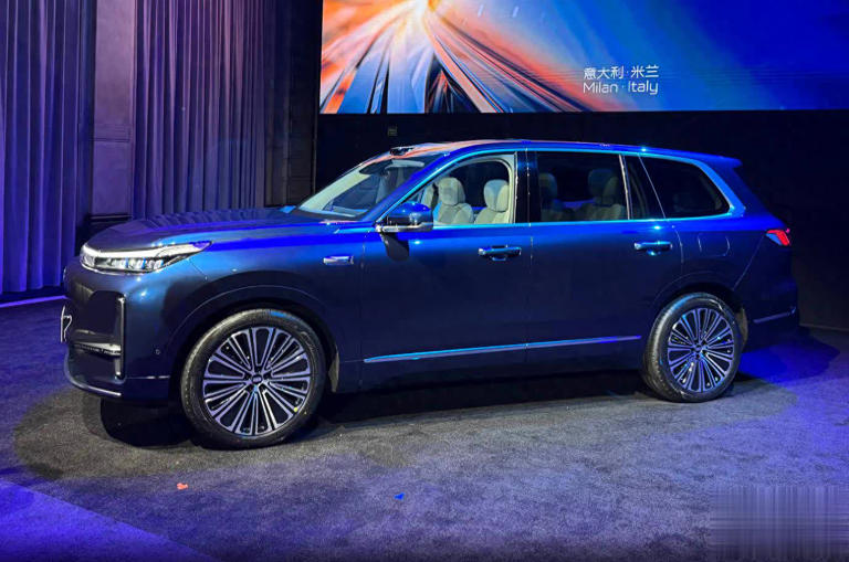 吉利银河“大旗舰”配齐冰箱彩电大沙发，竞争理想问界有戏？