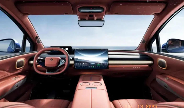 国产全新豪华SUV来袭，26.98万起，配大6座布局，满油满电1200km