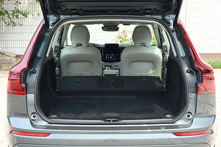 沃尔沃扛不住了！新SUV降至25万多，2.0T+8AT+四驱