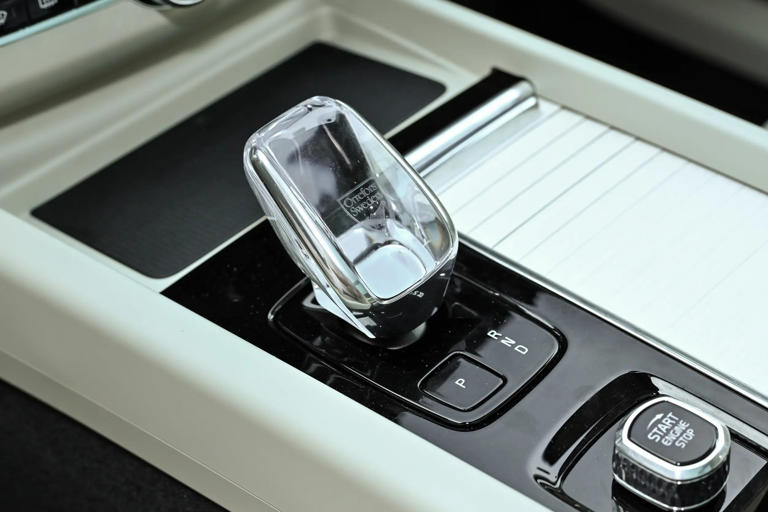 沃尔沃扛不住了！新SUV降至25万多，2.0T+8AT+四驱