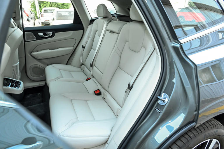 沃尔沃扛不住了！新SUV降至25万多，2.0T+8AT+四驱