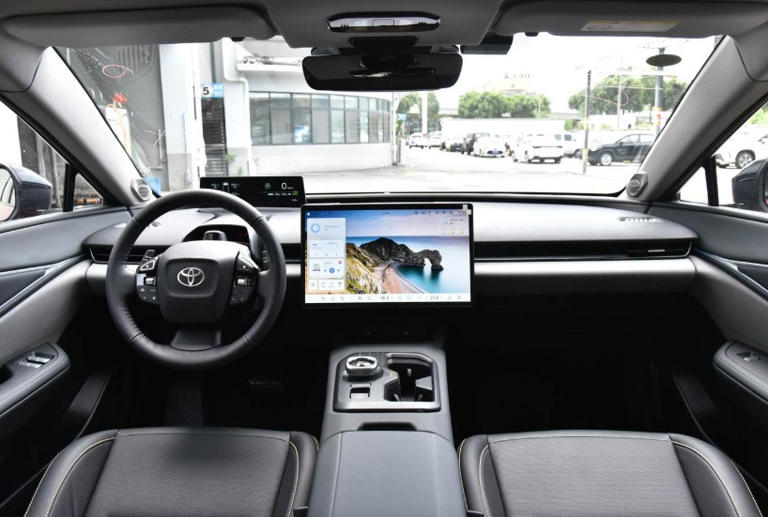 13万买合资电动中型SUV？一汽丰田bZ5实力解析