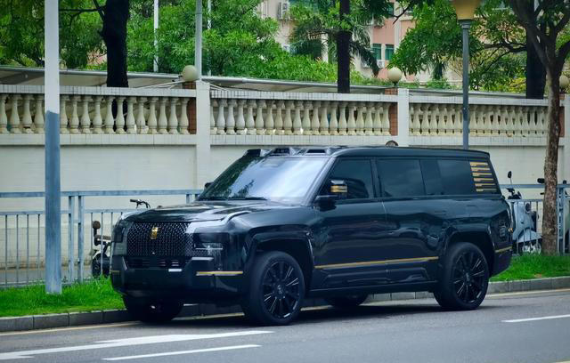 仰望U8L新车街边曝光！24K金车标+对开天地门，6座设计+1197马力