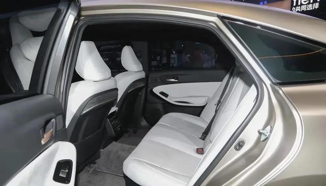 丰田真“杀疯了”？亚洲龙跌破14万大关，这台“换壳ES”值得买吗