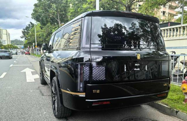 仰望U8L新车街边曝光！24K金车标+对开天地门，6座设计+1197马力