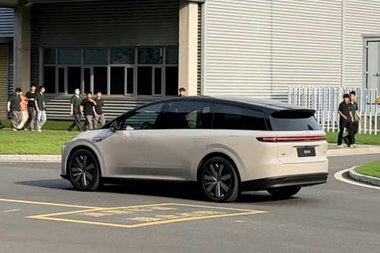 全新理想i8即将来袭，配双电机+四驱，充电10分钟，续航增加500km