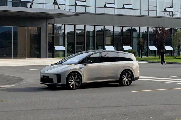 全新理想i8即将来袭，配双电机+四驱，充电10分钟，续航增加500km