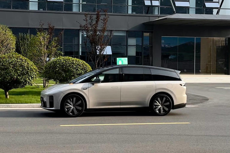 全新理想i8即将来袭，配双电机+四驱，充电10分钟，续航增加500km