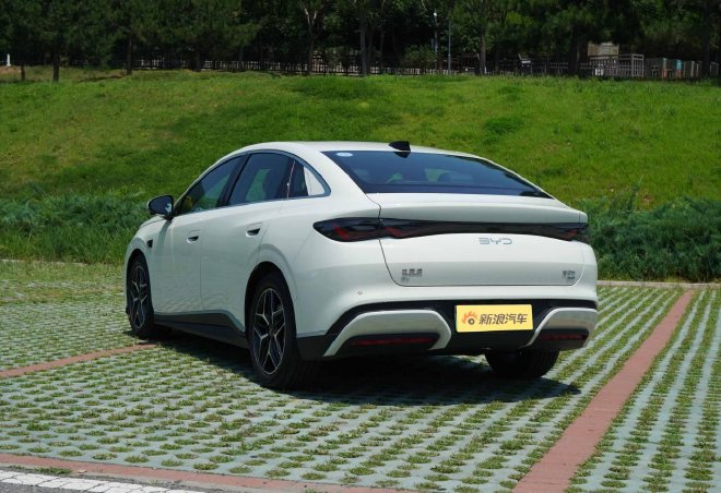 比亚迪海豹06EV一台非常全面的中型纯电轿跑