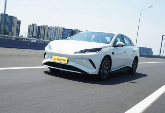 比亚迪海豹06EV一台非常全面的中型纯电轿跑