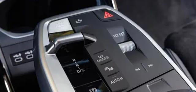 全新2025款宝马X2，造型动感时尚，搭载2.0T动力，5.4秒破百！